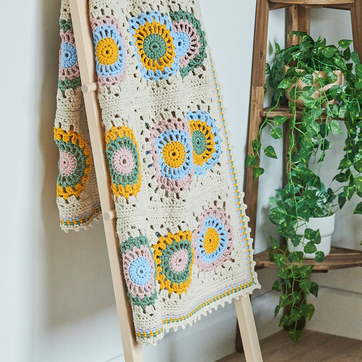 Bernat Picot Edged Crochet Granny Blanket Pattern | rounds, Maker, motifs