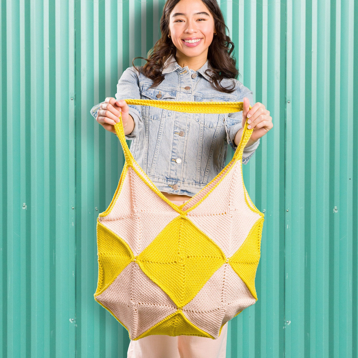 Caron Checkered Squares Crochet Bag Pattern | slip stitch, beach, colors