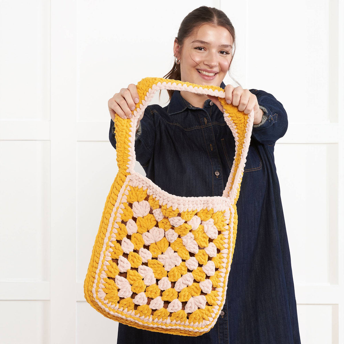 Bernat Crochet Big Granny Tote Pattern | slip stitch, motifs, super bulky