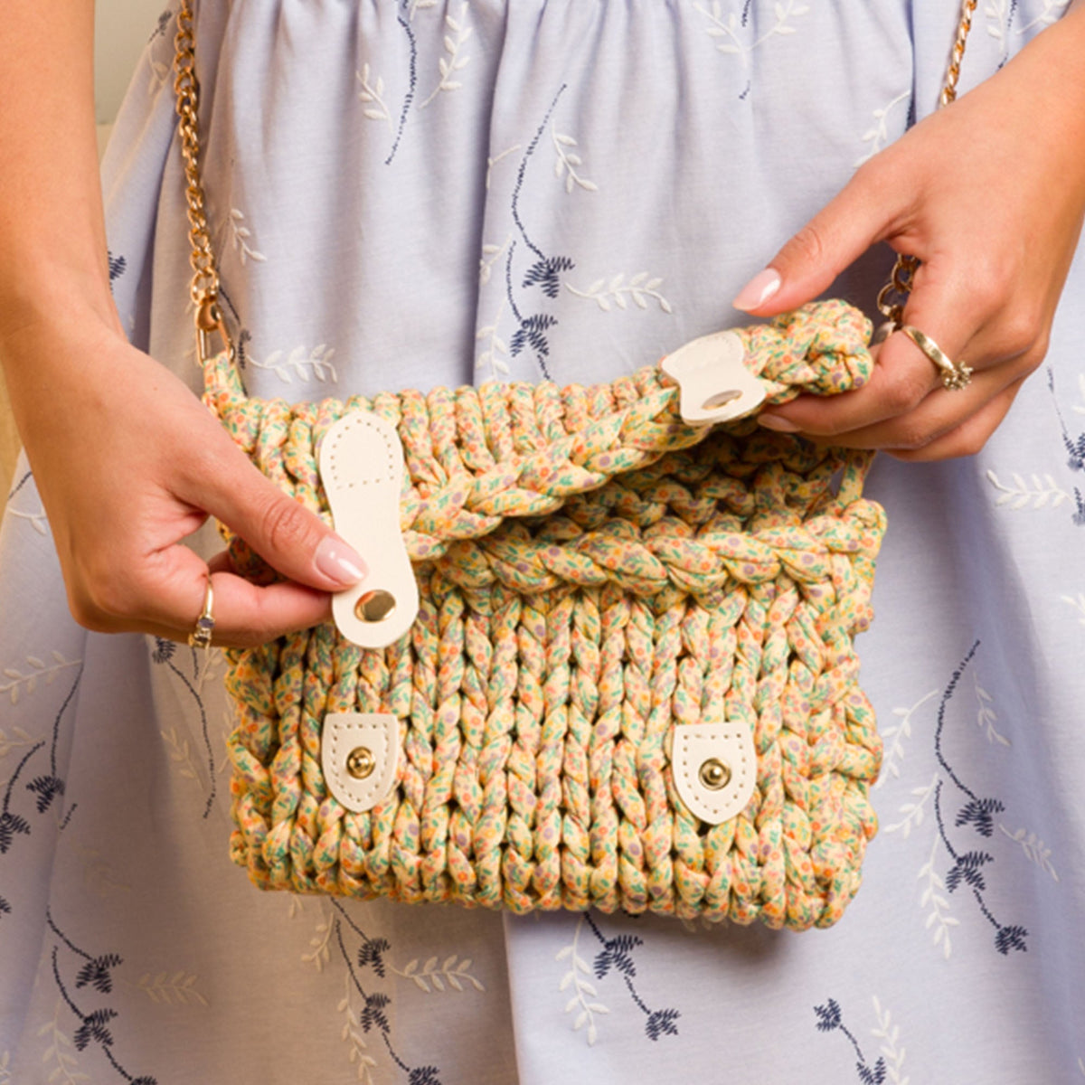Bernat Spring in Your Step Knit Bag Pattern | stocking stitch, sewing, Fab