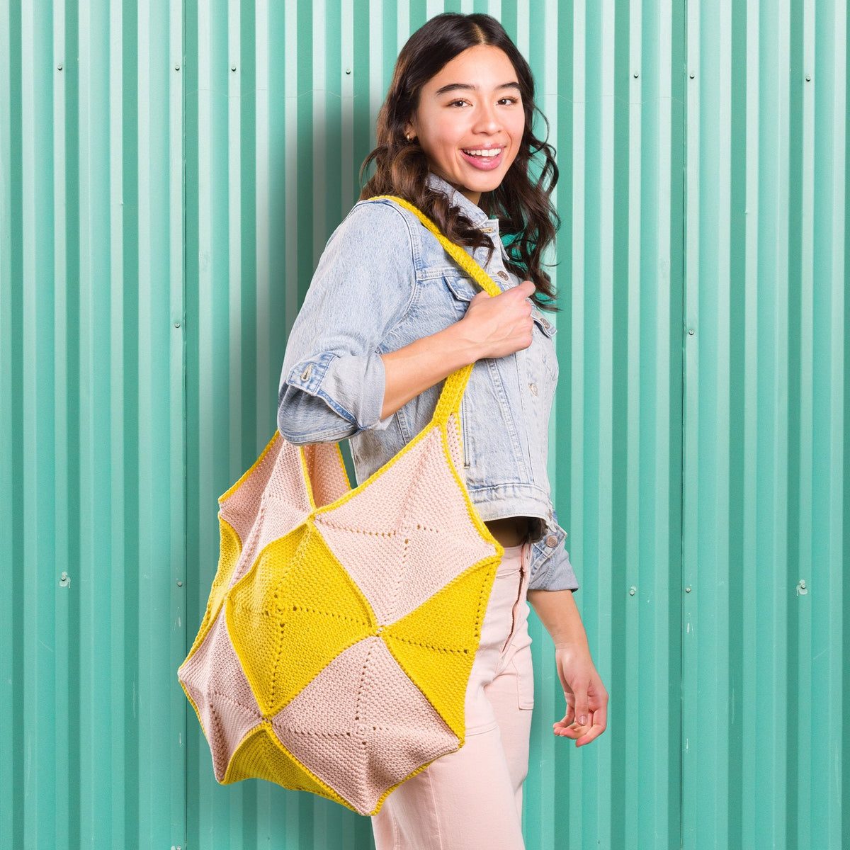Caron Checkered Squares Crochet Bag Pattern | slip stitch, beach, colors