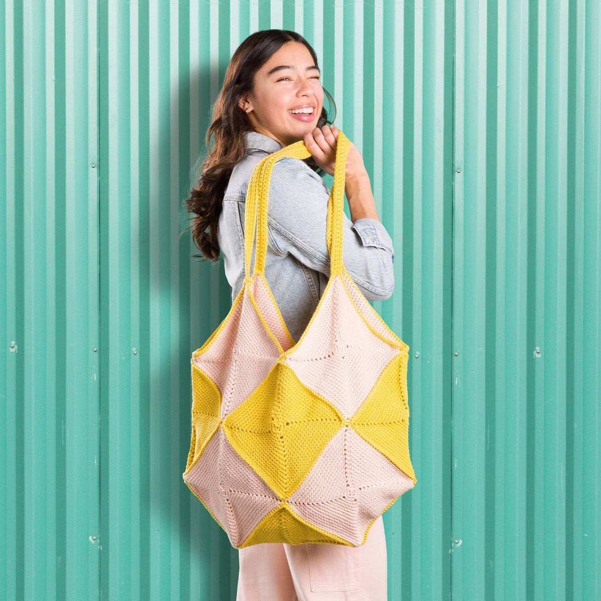 Caron Checkered Squares Crochet Bag Pattern | slip stitch, beach, colors