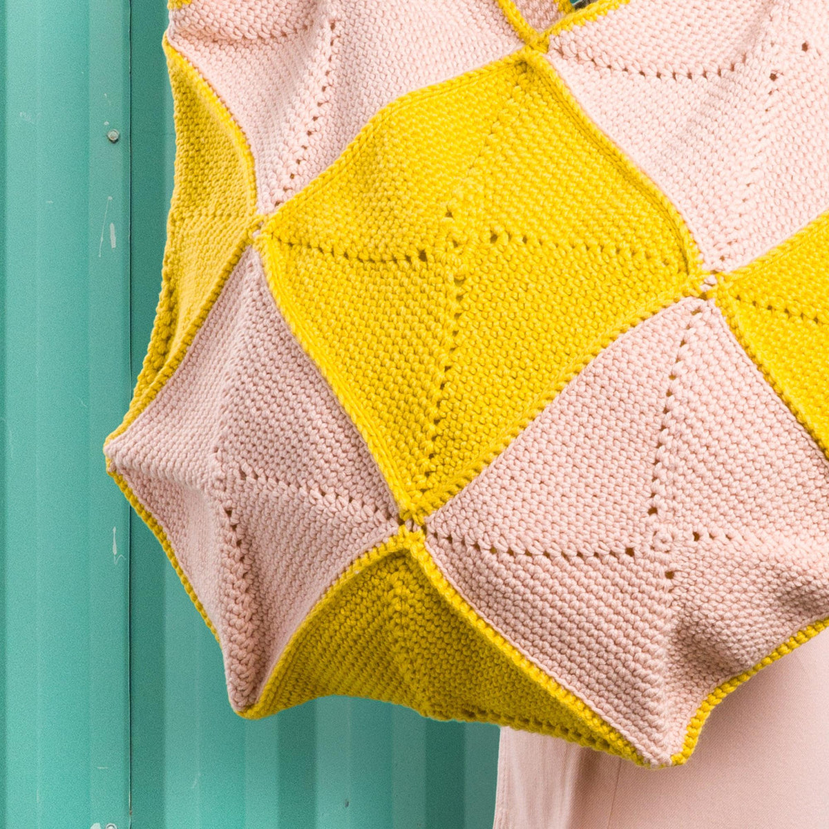 Caron Checkered Squares Crochet Bag Pattern | slip stitch, beach, colors